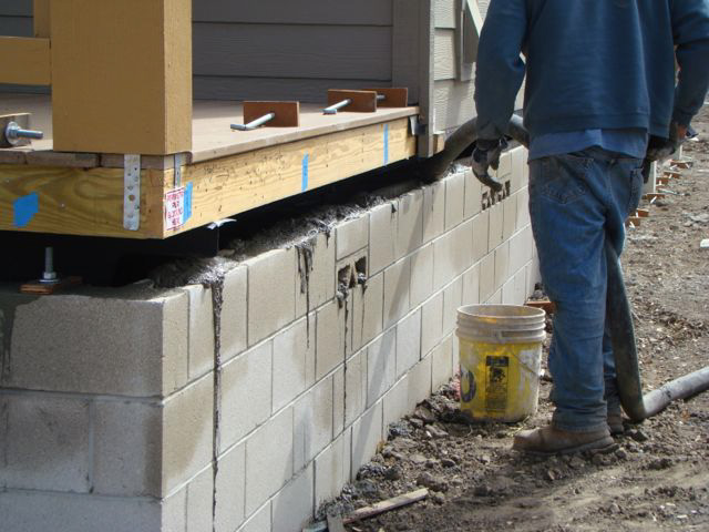 Filling foundation wall with concrete